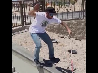 Слепой мужчина методом проб и ошибок выполняет трюки на скейте