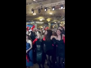 На Западе завирусилось видео с российского выпускного, где молодежь отжигает под песню “Я — русский“