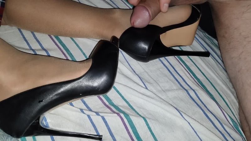 I love sweetly teasing about her legs in nylon and shoes to cum with her
