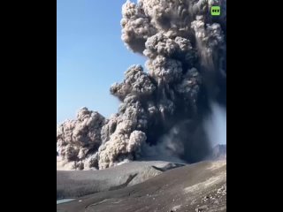 El volcn Ebeko, en las islas Kuriles, expulsa una columna de humo y cenizas de ms de 3 km de altura