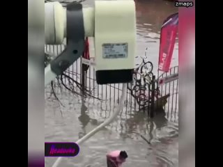 В Туапсинском районе потоки воды унесли автомобили и свалили их в кучу — в результате стихийного бед