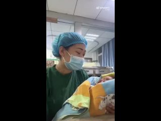 Медсестра за считанные секунды убаюкала малыша