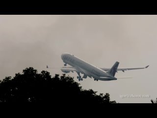 Эйрбас А330 Катарцев взлетает из аэропорта Пхукета