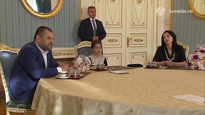Путин встретился с девочкой из Дагестана, которой не