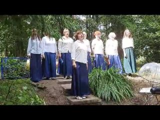 Надежда Власова исполняет песню“ Пожелаем друзьям“.