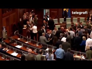 Сегодня в парламенте Косово вспыхнула крупная драка после того, как член оппозиции облил водой премьер-министра Альбина Курти во