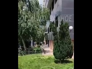 ⚡️Натовские боевики KFOR используют здание администрации Лепосавича в качестве склада БК.

Местные СМИ сообщают, что вероятней в