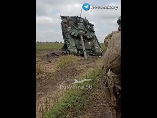 Мощные кадры: танк наехал на американский MRAP MaxxPro у Времевского выступа после удара «Ланцета»