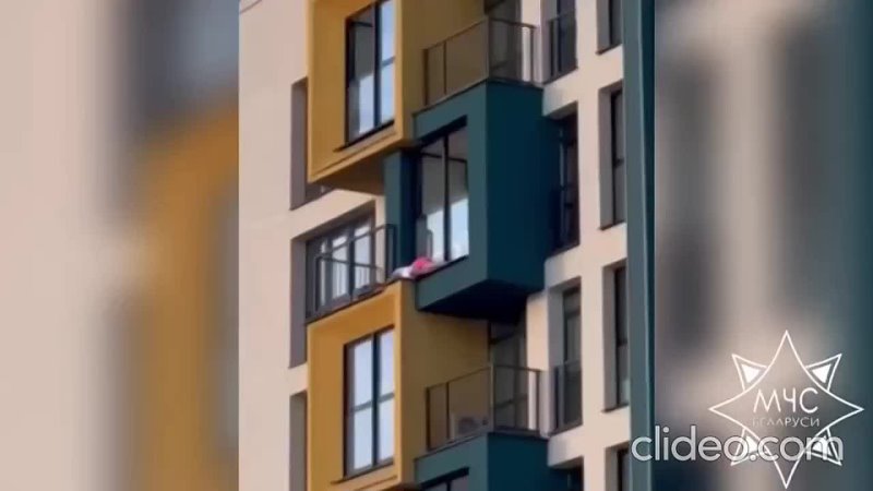 Пьяная девушка заснула на отливе 24 этажа многоэтажного