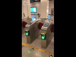 В  китайском городе Шицзячжуан,только что внедрили систему оплаты проезда на основе технологии распознавания лиц. Безналичная, б