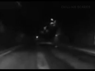Водитель испугался клоуна, который вышел и перекрыл ему дорогу ночью.