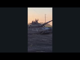 Штурмовой отряд и танковая рота 40-й бригады морской пехоты ТОФ с ветерком эвакуируют в тыл американский MRAP Oshkosh M-ATV