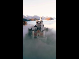 Диснеевский замок окружённый туманом ✨