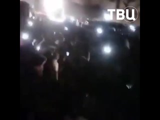 Сотни протестующих взяли штурмом посольство Швеции в Багдаде