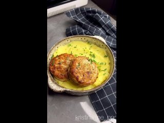 НЕЖНЕЙШИЕ КУРИНЫЕ КОТЛЕТЫ 😋

Куриное филе - 4 шт.
Лук - 2