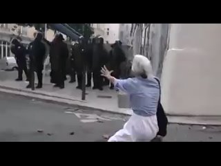 Француженка из Лиона умоляет полицию не арестовывать бунтовщиков