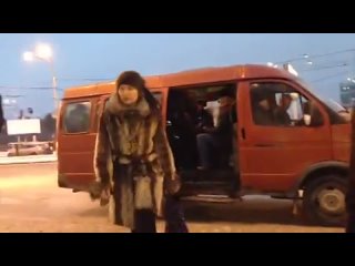 В Екатеринбурге мигранты-таджики захватили под нелегальное такси две автобусные остановки у метро “Уралмаш“ и “Космонавтов“