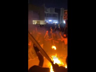 Сотни протестующих против акции сожжения копии Корана,  захватили и подожгли посольство Швеции в Багдаде.