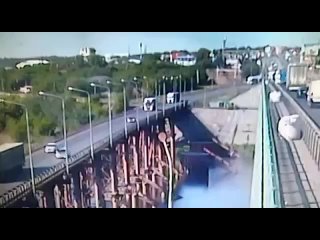 Грузовик повис с моста после аварии в Ростовской области