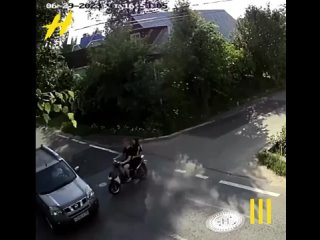 Подросток на скутере влетел в машину