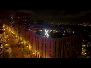 Гигантская буква X появилась на крыше штаб-квартиры Twitter в Сан-Франциско в рамках ребрендинга соцсети. Видео со светящимся в