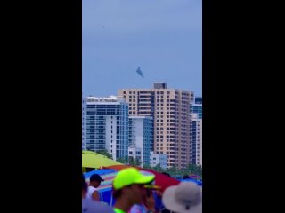 Самый дорогой военный самолет мира совершил крутой и быстрый разворот в небе над Майами

Очевидец снял все на камеру и выложил в