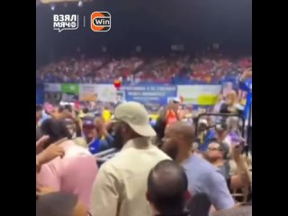 Леброн Джеймс поцеловал руку юной фанатке на финале баскетбольной лиги в Пуэто-Рико