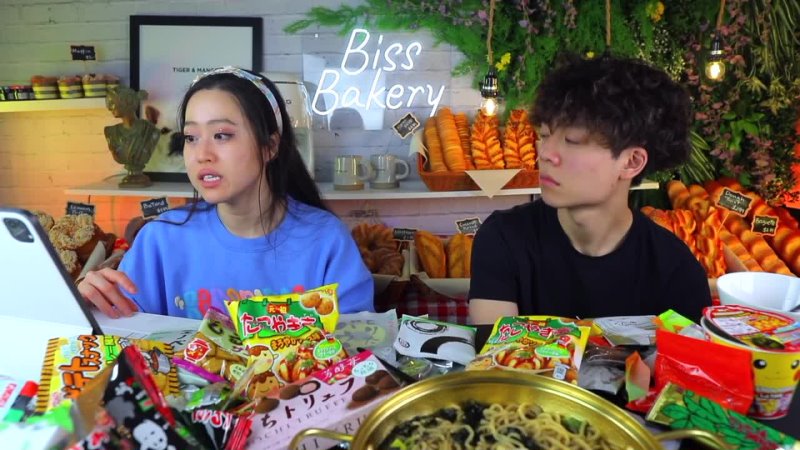 DUBAI PORTA POTTY GIRLS  - I am so traumatized omg   Japanese Convenience Store Mukbang