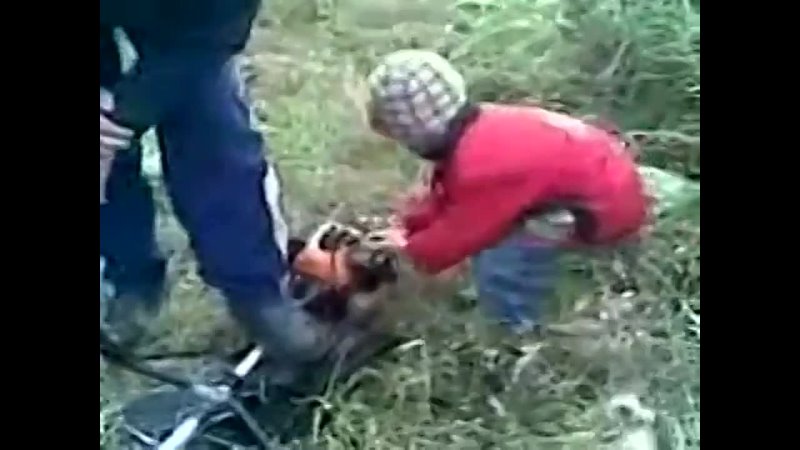 Пятилетний мальчуган яростно заводит газонокосилку
