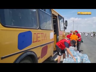 На транзитной дороге от КПП Джанкой в сторону Мелитополя раздают воду водителям и пассажирам машин