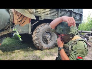 ⚡️Инструктор ЧВК “Вагнер“ показывает белорусским бойцам, как остановить кровотечение при сложнейшем ранении в шею.

ПУЛ тридцать