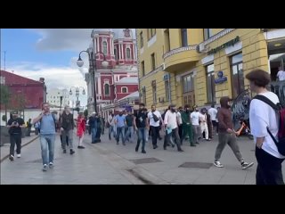 Центр Москвы.
Толпа мигрантов идёт скандируя «Такбир — Аллаху акбар». Это не просто шествие! Это политическая акция.