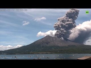 Doble erupcin del volcn Sakurajima en Japn provoca enormes columnas de humo