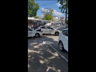 На “проклятом“ перекрестке улиц Козлова и Футболистов в Симферополе произошло тройное ДТП с участием таксистов