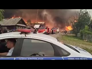 Лесной пожар в Свердловской области: Огонь вплотную приблизился к садовым участкам, а вскоре перебросился на жильё.