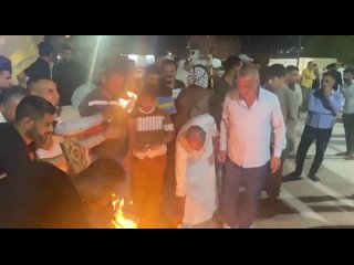 В иракском городе Кербела жители сжигают флаги Швеции и ЛГБТ