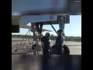 Экипажи стратегических ракетоносцев Ту-160 в ходе летно-тактических учений выполнили посадку на воен