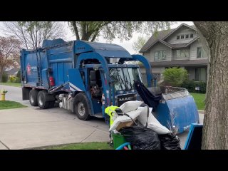 [MidwestTrashTrucks] Republic Services Tag Teaming Front Loader Garbage Trucks Packing Bulk at the Spring Cleanup