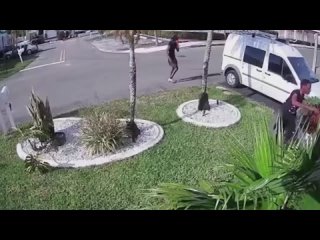 [ЛенТВ24] Казах-боксер заставил сбежать вооруженных грабителей в США |  Копы Майами в шоке от этой истории