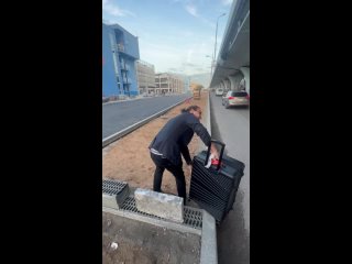 Кирилл Брейдо тащит чемоданы Виктора Давилы