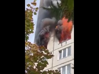 Жуткие кадры из Москвы. 8 этаж, из окон валит дым – на подоконнике человек. Его и еще 10 человек успели спасти