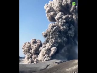 Volcn Ebeko: una espectacular erupcin sorprende a los espectadores