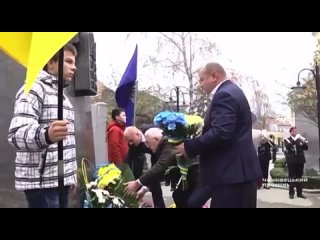 ❗️ Памятник палачам Хатыни в современных Черновцах (Украина)

Создан еще в 1995 году.