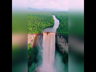 Водопад Кайетур – один из самых мощных водопадов нашей планеты, расположенный на территории западной Гайаны
