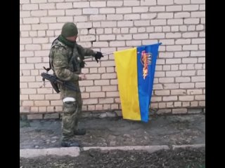 Боец-блогер Тринадцатый сжигает украинский флаг