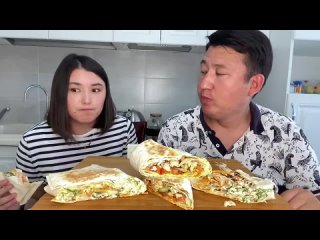 [MUKBANG KAZAKH /Мукбанг от Казаха] МУКБАНГ С БОТИКОМ  КАК НАЙТИ РАБОТУ ЗАРУБЕЖОМ? ДОМАШНЯЯ ШАУРМА ДОНЕРЫ mukbang не Асмр