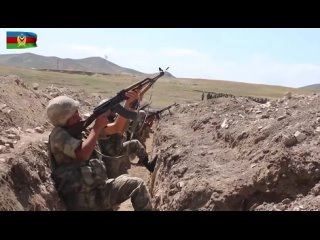 Азербайджанские военные ведут огонь из стрелкового оружия по цели, имитирующей иранский БПЛА-камикадзе Shahed-136, во время неда