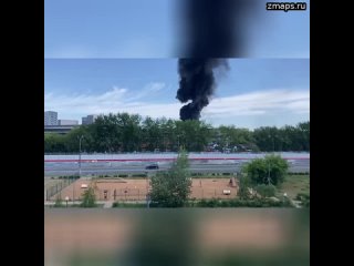 На Рязанском проспекте горит производственное здание на территории Центрального ремонтно-механическо