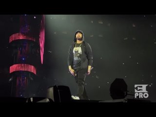 Реакция зрителей на неожиданный выход Eminem на сцену ()