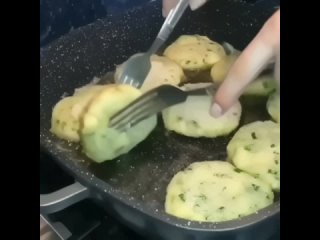 Видео от ВКУСНЯШКИ. Невероятно вкусные картофельные оладьи с сыром
